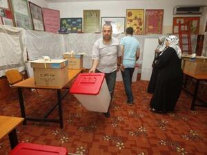 استعدادات جارية في احد مراكز التصويت في بنغازي