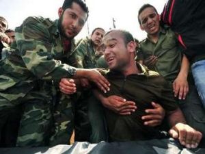 ثوار ليبيون يبكون خلال تشييع رفيق لهم قتل في مصراتة