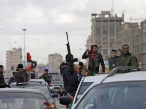 مسلحون ليبيون في احد شوارع بنغازي
