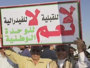 ليبيون يرفعون لافتة في بنغازي يوم الاثنين دعما لانتخابات الجمعية الوطنية
