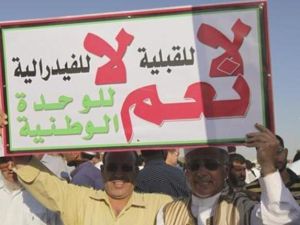 ليبيون يرفعون لافتة في بنغازي يوم الاثنين دعما لانتخابات الجمعية الوطنية
