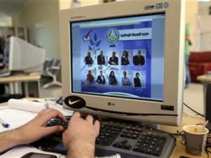 عامل يصمم ملصق حملة انتخابية لمرشحي الجبهة الوطنية ببنغازي في انتخابات المؤتمر الوطني العام في ليبيا يوم الأحد
