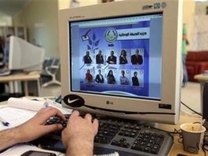 عامل يصمم ملصق حملة انتخابية لمرشحي الجبهة الوطنية ببنغازي في انتخابات المؤتمر الوطني العام في ليبيا يوم الأحد
