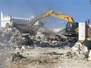 جرافة تهدم مسجدا يضم مقابر صوفيين في وسط العاصمة الليبية طرابلس