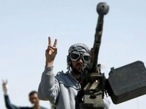 مقاتل من الثوار يشير بعلامة النصر في اجدابيا