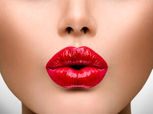تعرفي على لون مكياج الشفاه الذي يجذب انتباه الرجال