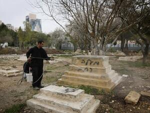 مستوطنون يدنسون مقبرة اسلامية تاريخية في القدس
