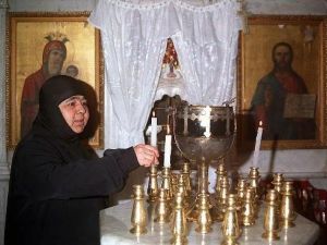 صورة ارشيف تعود الى 1998 لراهبة في كنيسة مار تقلا في بلدة معلولا
