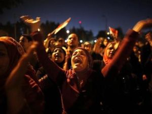 متظاهرون عند قصر الرئاسة بالقاهرة يوم الثلاثاء
