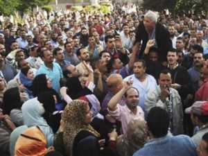 عمال يتظاهرون في المحلة الكبرى
