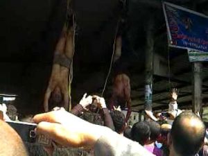 ارشيف/ اهالي قرية محلة زياد قرب القاهرة يعدمون رجلين اتهموهما بسرقة واغتصاب نساء