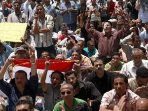 محتجون مصريون في ميدان التحرير بالقاهرة
