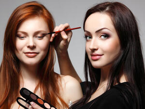 4 أخطاء احرصي على تجنبها عند وضع ظلال العيون