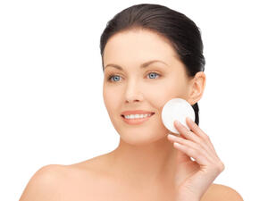 أربـع خلطات طبيعية ومضمونة لإزالة المكياج