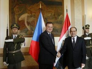 رئيس الوزراء التشيكي بيتر نيساس (يسار) مصافحا نظيره العراقي نوري المالكي في براغ 
