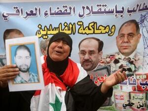 عراقية تبكي خلال مشاركتها في تظاهرة في وسط بغداد
