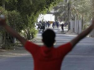 محتج مناهض للحكومة في مواجهة قوات مكافحة الشغب البحرينية في قرية شيعية غرب المنامة
