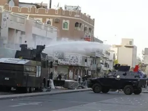 الشرطة تفرق مسيرة بمدافع المياه في جد حفص غربي المنامة
