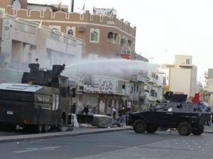 الشرطة تفرق مسيرة بمدافع المياه في جد حفص غربي المنامة
