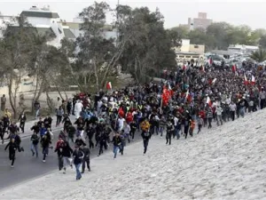 محتجون مناهضون للحكومة خلال مسيرة غربي المنامة