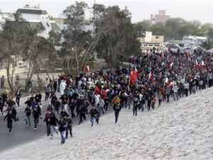 محتجون مناهضون للحكومة خلال مسيرة غربي المنامة