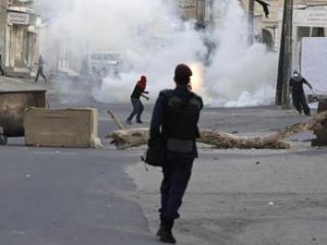 ضابط من شرطة مكافحة الشغب خلال اشتباكات مع محتجين غربي المنامة