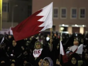 متظاهرة تلوح بعلم البحرين اثناء احتجاج مناهض للحكومة غربي المنامة
