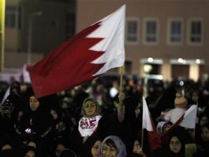 متظاهرة تلوح بعلم البحرين اثناء احتجاج مناهض للحكومة غربي المنامة
