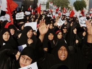 بحرينيات في تظاهرة مناهضة للنظام في المنامة في 2 اذار/مارس 2011

