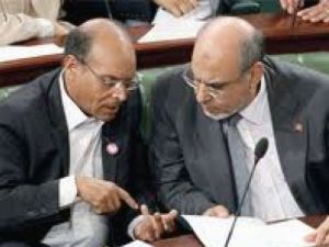 ارشيف/ الرئيس التونسي المنصف المرزوقي (يسار) يتحدث الى رئيس الوزراء المستقيل حمادي الجبالي