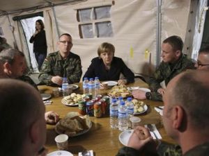 المستشارة الالمانية انجيلا ميركل خلال اجتماع مع مجموعة من الجنود الالمان في كهرمانماراس بتركيا 
