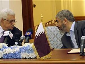 خالد مشعل رئيس المكتب السياسي لحركة حماس (الى اليمين) والرئيس الفلسطيني محمود عباس قبيل احتفال لتوقيع اتفاق مصالحة فلسطينية بالدوحة 
