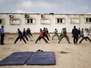 ليبيون في دورة تدريبية لتولي مهام الامن في مصراتة
