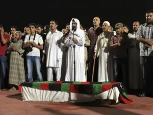 رجال يقيمون صلاة الجنازة على عمران شعبان في مصراتة
