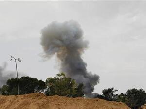 دخان يتصاعد بعد انفجار في غرب مصراتة
