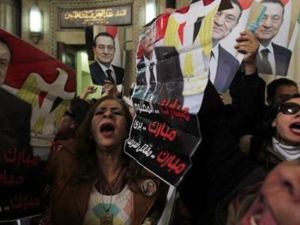مؤيدون للرئيس المصري السابق حسني مبارك خارج المحكمة في القاهرة
