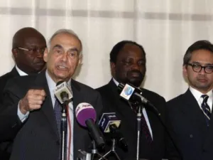 وزير الخارجية المصري محمد كامل عمرو يتحدث الى الصحافيين خلال مؤتمر صحافي في عمان
