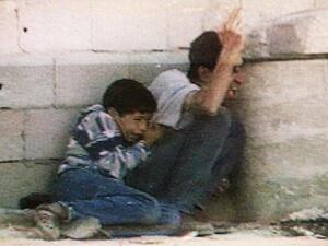 محمد الدرة خلف والده قبيل استشهاده