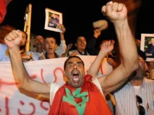 مناصرو العاهل المغربي محمد السادس في مسيرة تضامنية في الرباط
