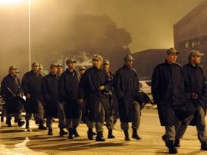 رجال شرطة مغاربة امام سجن سلا