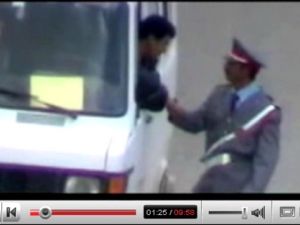 لقطة تظهر شرطيا يتقاضى رشوة