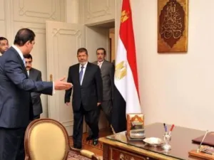 مرسي يدخل الى مكتب رئيس الجمهورية الذي كان يشغله سلفه المخلوع حسني مبارك