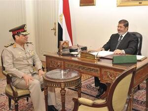 الرئيس المصري محمد مرسي أثناء اجتماع مع وزير الدفاع المصري الفريق أول عبد الفتاح السيسي 