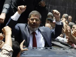 مرسي يتمسك بقراراته