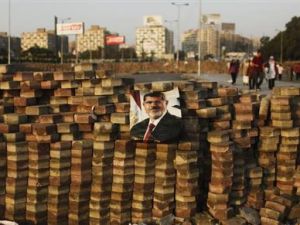 صورة للرئيس المصري المعزول محمد مرسي على حاجز اقامه مؤيدون له في اعتصام بمنطقة رابعة العدوية في شرق القاهرة
