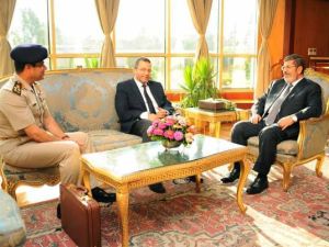 صورة نشرتها الرئاسة للقاء مرسي مع السيسي وقنديل يوم الاثنين