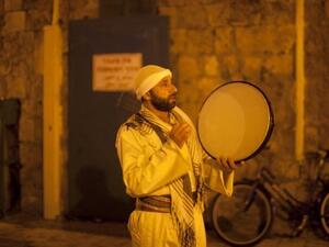 مسحراتي مسيحي كاثوليكي يوقظ المسلمين في عكا