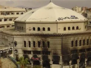 مسجد مدمر بعد قصف قوات موالية للرئيس السوري بشار الاسد على دوما بالقرب من دمشق