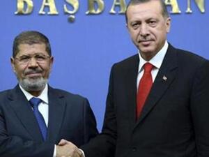 رئيس الوزراء التركي طيب اردوغان يرحب بالرئيس المصري محمد مرسي في انقرة يوم 30 سبتمبر ايلول 2012.
