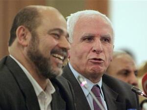 موسى أبو مرزوق (الى اليسار) وعزام الأحمد